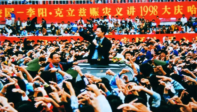 疯狂从不是大声喊叫，而是自信的表达